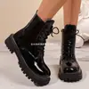 Botas Femininas Europeias e Americanas Transfronteiriças de Couro Patente com Cadarço e Solado Grosso Estilo Britânico Botas Martin Botas Curtas de Salto Grosso Femininas Versátil Novo Atacado Tamanho Grande
