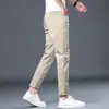 Jeans cortos de alta gama para hombre en color caqui fino de verano para Hong Kong, corte ajustado, para personas menudas, pantalones casuales, lujo ligero