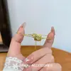 Pulsera Geométrica Minimalista Dorada Vintage con Dijes de Corazón Rojo y Pulsera Delicada de Doble Trenzado