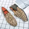 Sapatos de Couro Pontudos para Homens, Estilo Coreano com Rebites, Modernos 2021 Novo Estampa de Leopardo, Aumento de Altura de 4cm, Mocassins Slip-On Tamanho Grande