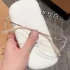 Gafas sin montura con forma de mariposa, ultraligeras, modernas y elegantes, con detalles en rosa, fabricadas de titanio puro, diseñadas para mujer, con una estética de alta gama y disponibles con lentes graduados.. 20199