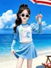 Traje de baño de dos piezas para niña con falda corta, nuevo estilo de verano, conjunto de traje de baño infantil de manga larga con protección solar y estampado de dibujos animados