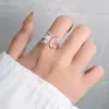 Selección de Arte Anillo Asimétrico de Goma Adhesiva Sensible al Color de Alta Gama Anillo de Mariposa Rosa con Zirconia en Forma de Gota para Mujer