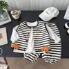 Conjunto lindo a rayas de dibujos animados estilo coreano, nuevo modelo 2026 para niños y niñas, top holgado y pantalones casuales, moderno