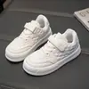 Tênis Esportivo Infantil 2026 Primavera Novo Estilo Tênis de Skate Versátil para Meninas Superfície de Couro Sapatilhas Brancas Pequenas Sola Macia Tênis Casual para Meninos