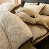 Acabado totalmente mate, diseño de bola de pelo de conejo retro, juego de ropa de cama de cuatro piezas engrosado para invierno, con sábanas y fundas de edredón de terciopelo de leche y forro polar de coral bordado