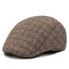 Boina Plaid simple de mediana edad para hombre otoño e invierno estilo retro a prueba de viento protección para los oídos gorra hacia adelante gorra casual versátil venta al por mayor