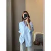 ¡100% algodón! Confeccionada expertamente con cintura plisada, esta camisa lisa de manga larga y corte holgado para mujer es estilizada y versátil.