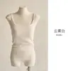 Camisola cuadrada acolchada blanca con un hermoso diseño en la espalda, un top de verano fino y ajustado para mujer, adecuado para usar como capa exterior o debajo de un traje.