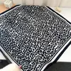 Lenço de Pescoço com Estampa de Leopardo Moda Coreana, Lenço Quadrado Pequeno de Nicho de Luxo para Mulheres, Acessório de Lenço Estilo Novo 2026