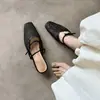 Moda de Verão 2026 Versátil Sandálias Meio Chinelo Tendência para Exterior com Salto Médio Bloco Vazadas para Mulheres