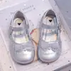 Sapatos Infantis Sandálias para Meninas 2026 Primavera/Verão Nova Moda Solado Macio Sapatos de Princesa Mocassins Laço Sapatos de Couro para Meninas