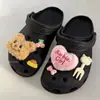 Zapatos Croc Accesorios Tienda de Postres Tailandeses Oso de Mantequilla Zapatos de Oso Populares Peluche de Flor Corazón Lindo Dibujo Animado Desmontable