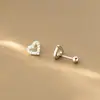 Brincos vazados em formato de coração com fecho de rosca, best-seller internacional, novo modelo com strass completo, design oco, empilháveis, brincos versáteis para o dia a dia para mulheres