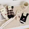 Calcetines de mujer estilo universitario coreano hasta la pantorrilla con estampado de cuadros, calcetines de algodón con oso de dibujos animados bordado, calcetines holgados retro de otoño e invierno