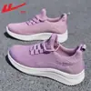 Sapatos de puxar, sapatos de mãe, sapatos slip-on femininos, sapatos de malha respirável de verão para meia-idade e idosos, tênis leves para caminhada e corrida