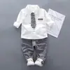 Looks de outono da moda para meninos pequenos e médios, novo conjunto de duas peças com gravata e camisa para meninos de 1-2-3 anos, atacado para crianças de 4 anos