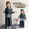 Conjunto de tres piezas a la moda estilo coreano para niñas con volantes, nueva colección otoño 2026, elegante conjunto de chaleco y pantalones de pierna ancha para niñas pequeñas