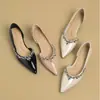 Zapatos de mujer de estilo francés con pedrería, punta fina y corte lateral, en stock, nuevo modelo de verano 2026, adecuados para combinar con faldas, diseño de corte bajo para mujeres petite con aumento de altura interno.