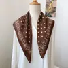 Estilo Old Money Pañuelo Cuadrado Pequeño Floral Paisley Blanco-Marrón Pañuelo de Seda Pañuelo de Cuello Combinado con Camisa Chal Lazo para el Cabello Pañuelo de Cinturón