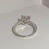 Anillo de boda para mujer Versa alto con diamantes de imitación, corazón de niña, corazón con garra chapada en oro, incrustado, moda, fuerte retención de color, anillo diario