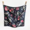 Verão Novo Estilo Lenço Quadrado Estampado Seda Artificial Lenço de Seda Gravata de Pescoço Feminina Lenço Decorativo Pequeno Versátil Lenço de Cabeça Francês Lenço Mulheres