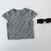 Camiseta de Verão de Manga Curta para Meninas Bebês Crianças Marca Tendência Estilo Coreano Ajustada Curta Poá Ombro a Ombro Top Novo Estilo 2026
