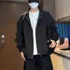 Chamarra roja con cuello alto para hombre, nueva colección otoño/invierno 2026, cortavientos funcional urbano, chamarra de béisbol moderna estilo americano
