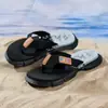 Chinelos de Verão Masculinos Sandálias Antiderrapantes para Uso Externo Sandálias de Dedo Masculinas Modernas e Tendência Chinelos Casuais de Praia