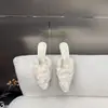 Primer encuentro: Pantuflas mullidas de punta para mujer, tacones altos de invierno, estilo dulce y etéreo, mules cerrados chic y únicos para mujer