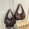 Bolso Cruzado de Hombro Único Casual Simple de Moda Sensación Relajada Retro Versátil Bolso de Axila Diseño de Remaches Cuero PU de Mano Bolso Dumpling