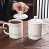 Xícara de Cerâmica Jingdezhen, Xícara de Escritório de Luxo Leve Pintada a Ouro com Tampa, Xícara de Chá de Aparência Sofisticada, Xícara para Reuniões de Negócios de Hotel