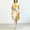 Vestido adelgazante estilo Miyake, de alta calidad, con un estampado lujoso, manga de tres cuartos, corte holgado, talla grande y un moderno diseño floral