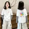 Camiseta de Manga Longa para Meninas Estilo Primavera e Outono 2026 Nova 100% Algodão Roupas Infantis Médias e Grandes Menina Pequena Falso Duas Peças Top de Outono