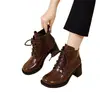 Botas femininas de couro macio com salto grosso no tornozelo, nova coleção outono/inverno 2026, bico redondo, de cadarço, estilo britânico, sapatos pequenos de couro, salto alto, botas de algodão com forro de fleece