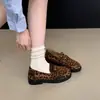 Mocassins femininos estilo britânico com sola grossa, nova coleção primavera/outono 2026, perfeitos com vestidos, cor preta, sapatilhas de bico profundo estilo coreano