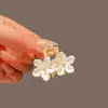 Pendientes Románticos Estilo Francés de Lujo Ligero Pétalo Blanco 2024 Moda Versátil Lujo Ligero Nicho Pendientes de Botón Joyería para Mujeres
