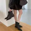 Moda Inverno 2025 Bico Fino Costura Salto Grosso Cano Baixo Slim Solado Macio Botas Curtas Femininas Estilo Martin