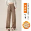 Pantalones de pierna ancha marrones para mujer, principios de otoño 2026, forrados de polar, cálidos, para figuras petite, felpa de cordero de chenilla, pantalones largos casuales estilo banana