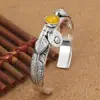 Venta al por mayor de fábrica joyería de plata de ley S925 estilo japonés y coreano con incrustaciones de calcedonia amarilla etiqueta pluma pulsera viva