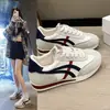 Zapatillas blancas populares estilo retro para mujer, nueva colección otoño 2026, ligeras y versátiles, zapatillas deportivas casuales, estilo de entrenamiento alemán