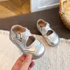 Sapatos de Princesa para Menina 2026 Primavera/Outono Novo Estilo Estilo Escolar Corte Baixo Sapatos Pequenos de Couro Estilo Britânico Brogue Sapatos de Bebê Sola Macia
