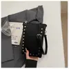 Bolsa Transversal Rivet para Celular Feminina 2026 Nova Tendência Moda Verão Exquisite Bolsa de Ombro para Trabalho e Deslocamento Bolsa Feminina