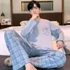 Nuevo conjunto de pijama casual para hombre de primavera y otoño, con un diseño de manga larga, corte holgado y estilo coreano que se puede usar como ropa de estar en casa o incluso como ropa exterior.