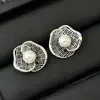 Nuevos Pendientes de Clip Metálicos Huecos con Diseño de Flor para Mujer, Pendientes de Clip Triangulares de Moda con Perlas, Lujo Ligero Dorado y Plateado