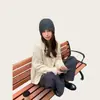 Gorro de punto liso suave y cómodo con bordes deshilachados, un sombrero cálido y elegante para mujer en otoño e invierno, diseñado para hacer que el rostro parezca más pequeño, un nuevo estilo de gorro de punto