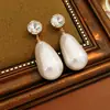 Aretes de Aguja Plateada con Diamantes, Perlas Redondas y en Forma de Gota, Lujo Ligero y Sensación de Alta Gama, Aretes Elegantes y Versátiles al por Mayor