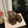 Estoque Disponível, Envio Imediato! Sapatos Estilo Mãe da Uva, Chinelos Aumenta-Altura com Tira Peluda Estilo Fada e Bico Quadrado, Salto Anabela Irregular para Mulheres