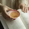 Xícara de Cerâmica Chinesa de Alta Base e Boca Redonda das Dinastias Tang e Song, Pintada à Mão com Design de Peixe Dourado, Xícara de Chá Doméstica, Xícara de Degustação para Conjunto de Chá Kung Fu, Xícara Única