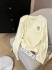 Camiseta de manga larga con cuello redondo para mujer, con un favorecedor diseño en los hombros, hecha de tela fina de color lila claro, perfecta para el otoño de 2026